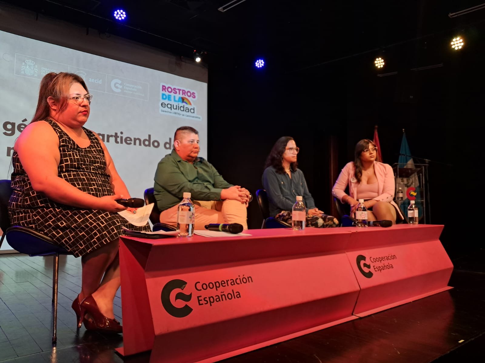  Alex Castillo, segundo de izquierda a derecha, durante su participación en el panel “Identidad de género desde mi historia”, organizado por LAMBDA.  Foto: Violeta Cetino 
